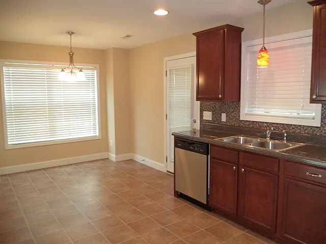 3 bed, 2.5 bath, 2050 sqft, $2,495 — Photo 3