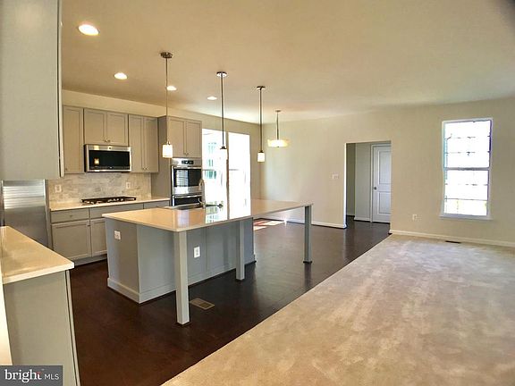 4th image of 960 Forsythia Ln