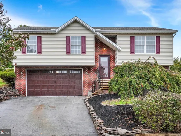 2954 Village Square Dr, Dover, PA 17315