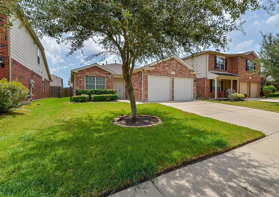 3 bedroom, 2 bath open floor plan! The front yard has a nice