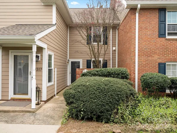 9319 S Vicksburg Park Ct, Charlotte, NC 28210