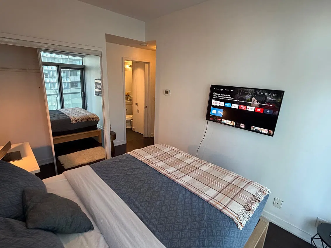 Master Room - York Street & Bremner Boulevard — Photo 2