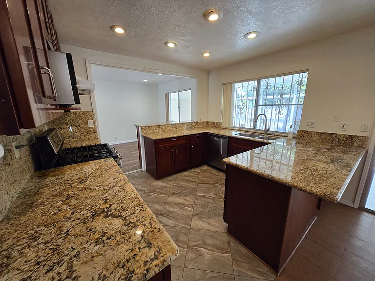 2659 Glen Loman Way — Photo 4
