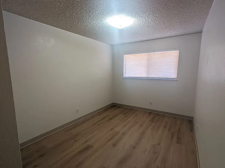 1103 Sycamore St — Photo 11