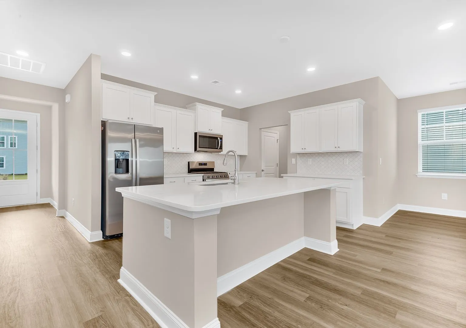 Elegant Luxury in Gated Community of Waterbridge at Carolina Forest — Photo 4