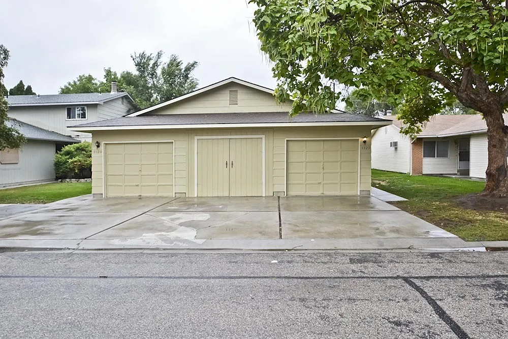 2 Bedroom 1 Bathroom Duplex Located on the Bench — Photo 1