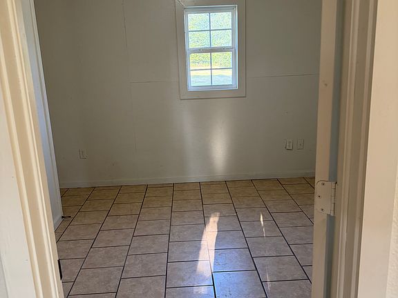 5th image of 303 Russell St