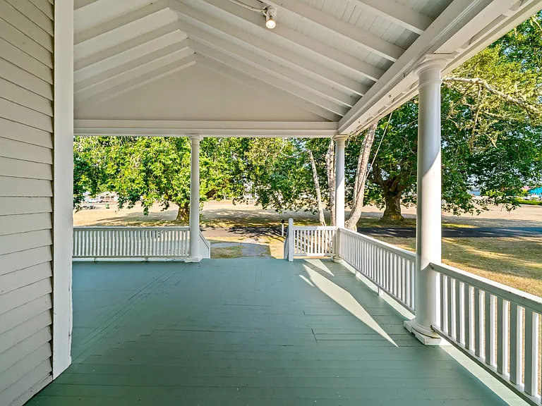 561 Russell Dr — Photo 8