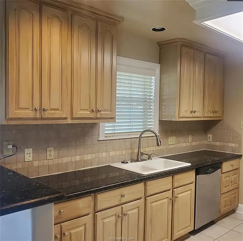 4 bed, 3.5 bath, 1988 sqft, $3,895 — Photo 4