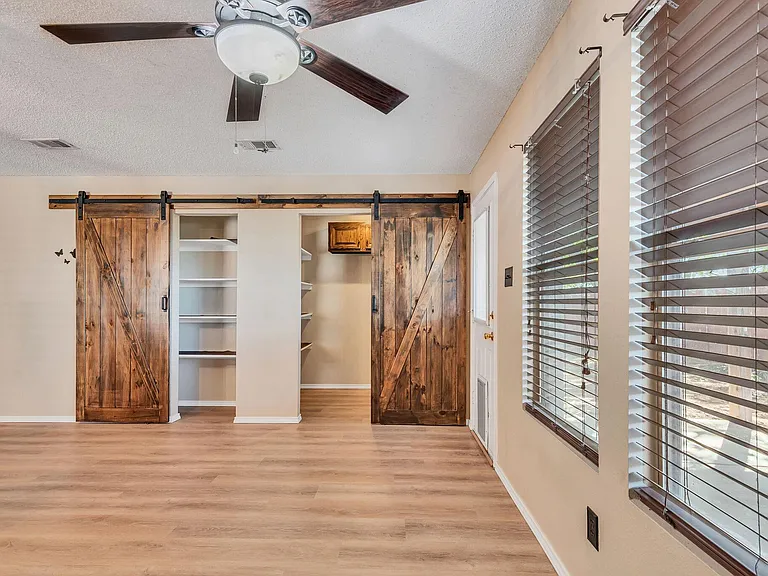 2124 Blanco Ln — Photo 16