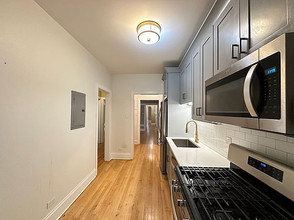 3rd image of 1522 W Thorndale Ave #E2