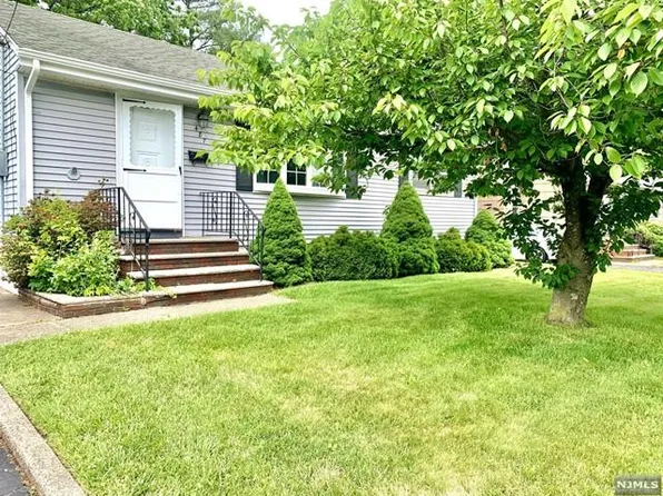 487 Steinway Rd, Saddle Brook, NJ 07663