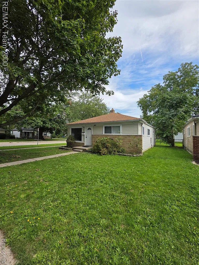 3 bed, 1.0 bath, 1000 sqft, $1,600 — Photo 2