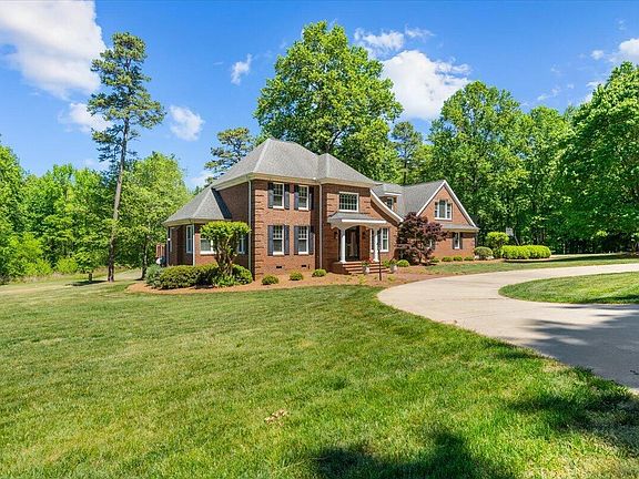 3rd image of 26 Olympic Ln