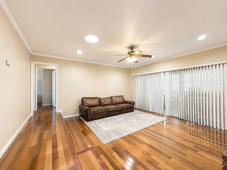 576 Virginia Ave — Photo 4