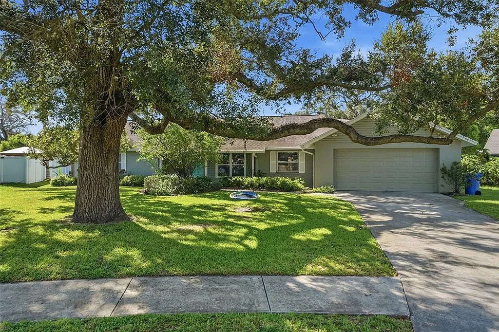 5 bed, 2.5 bath, 2600 sqft, $4,900 — Photo 3