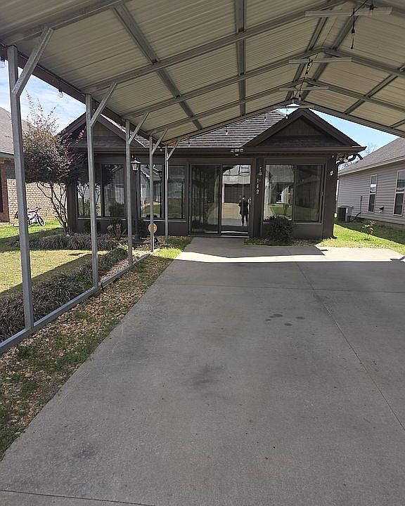 1st image of 142 Park Dr N
