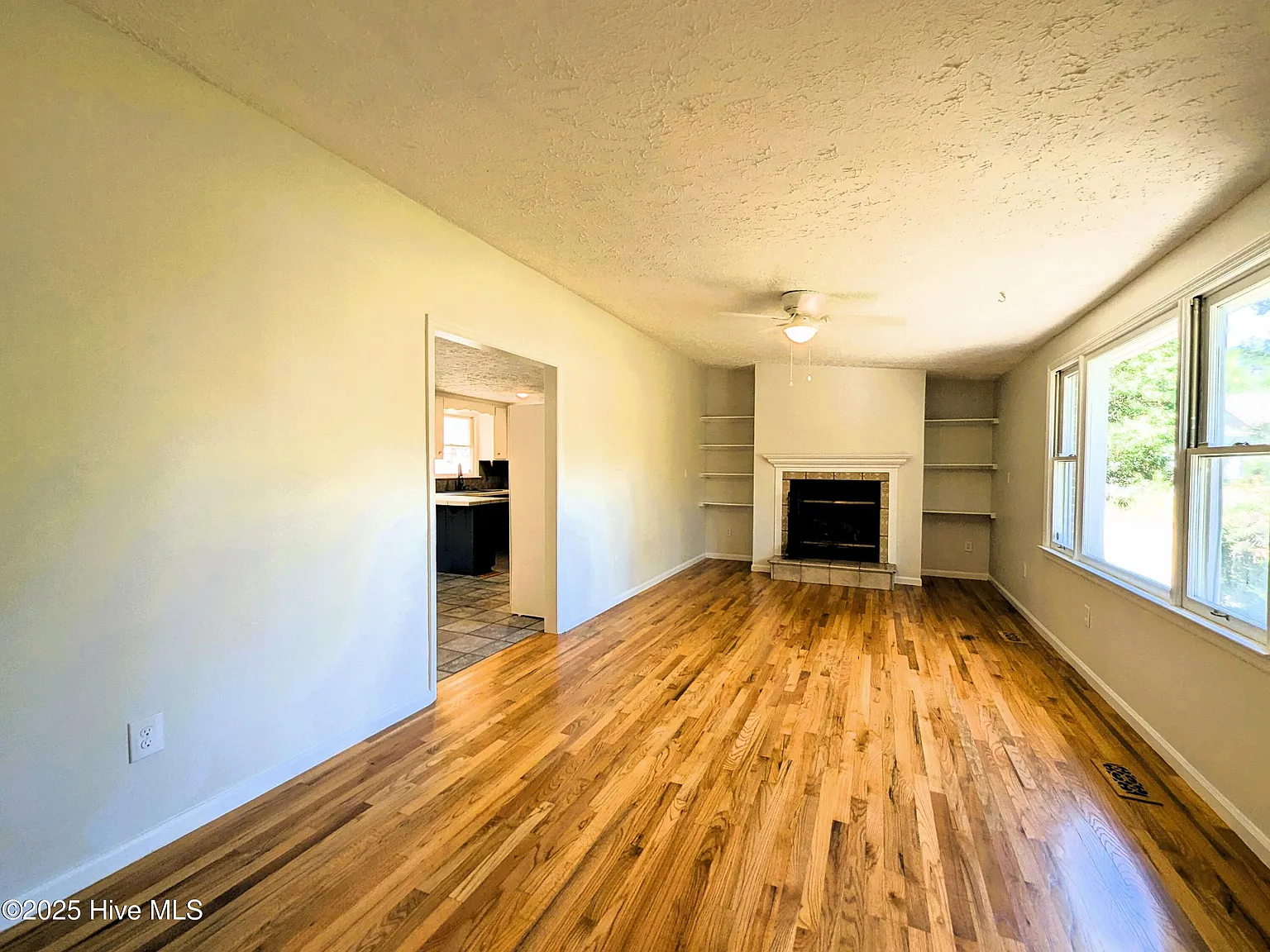 3 bed, 2.0 bath, 1551 sqft, $1,950 — Photo 4