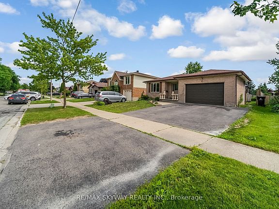 5th image of 42 Newbury Dr