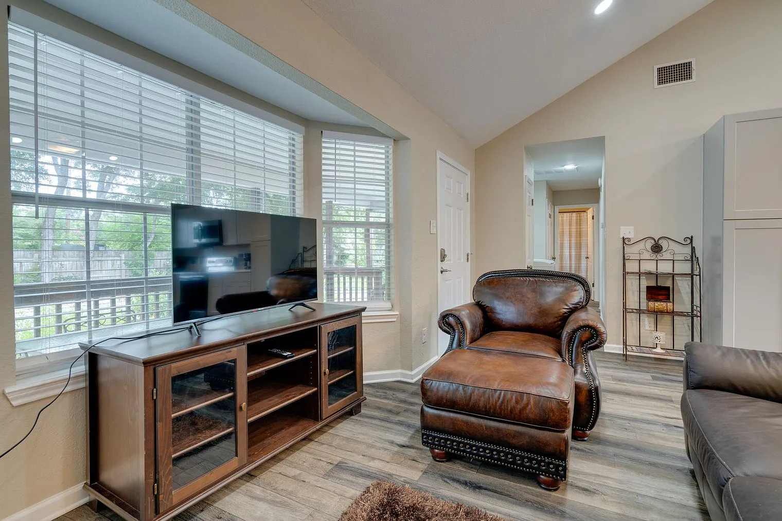 2 bed, 1.0 bath, 936 sqft, $2,483 — Photo 2