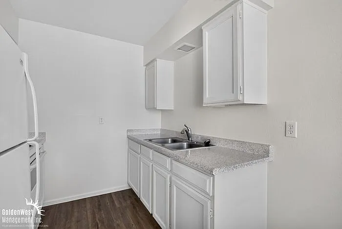 2 bed, 1.0 bath, 800 sqft, $850 — Photo 2