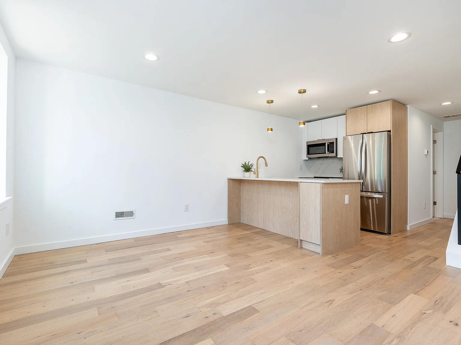 2 bed, 1050 sqft, $1,600 — Photo 2