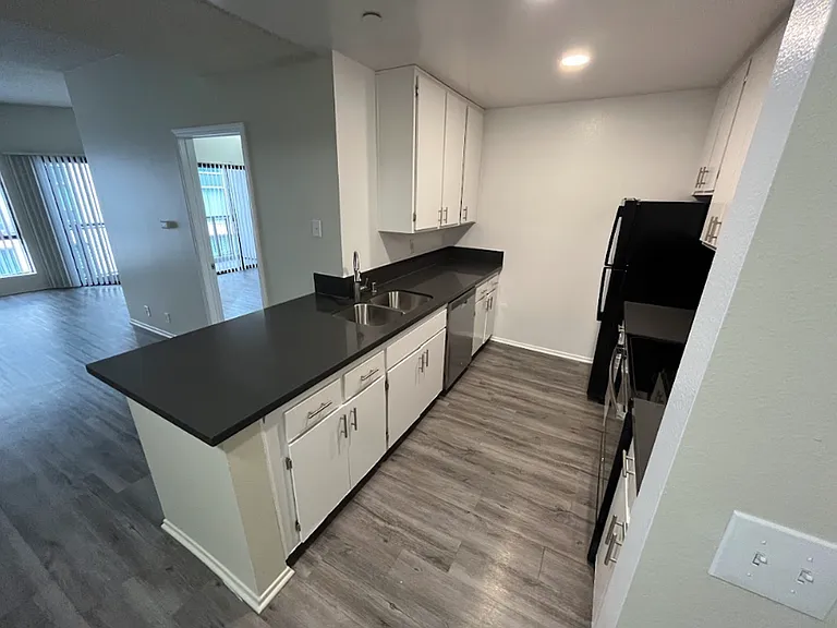 747 Gayley Ave — Photo 46