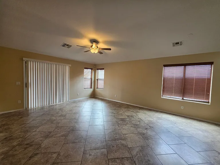 7805 S 48th Ln — Photo 21