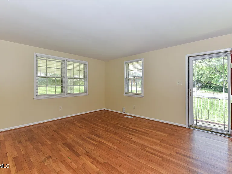 852 Hadley Rd — Photo 5