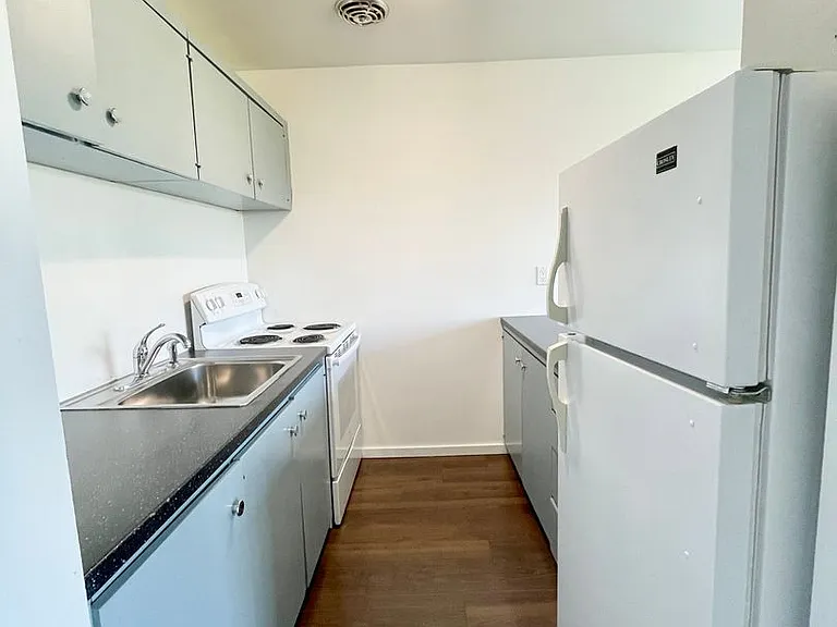 Bayview Apartments — Photo 80