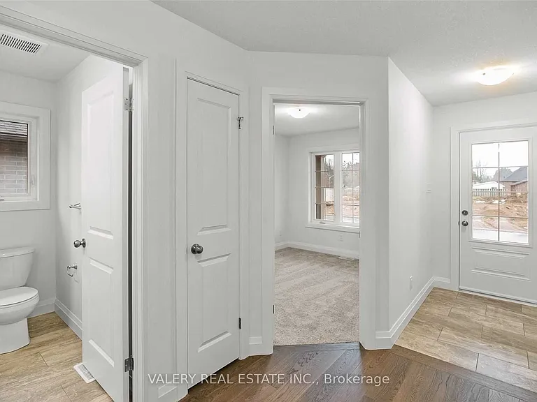 9 Peachleaf Ln — Photo 2