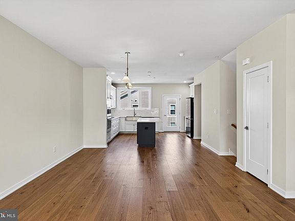 3rd image of 512 Hoopes Ln