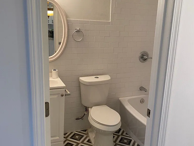 379 Illinois Ave NW — Photo 10