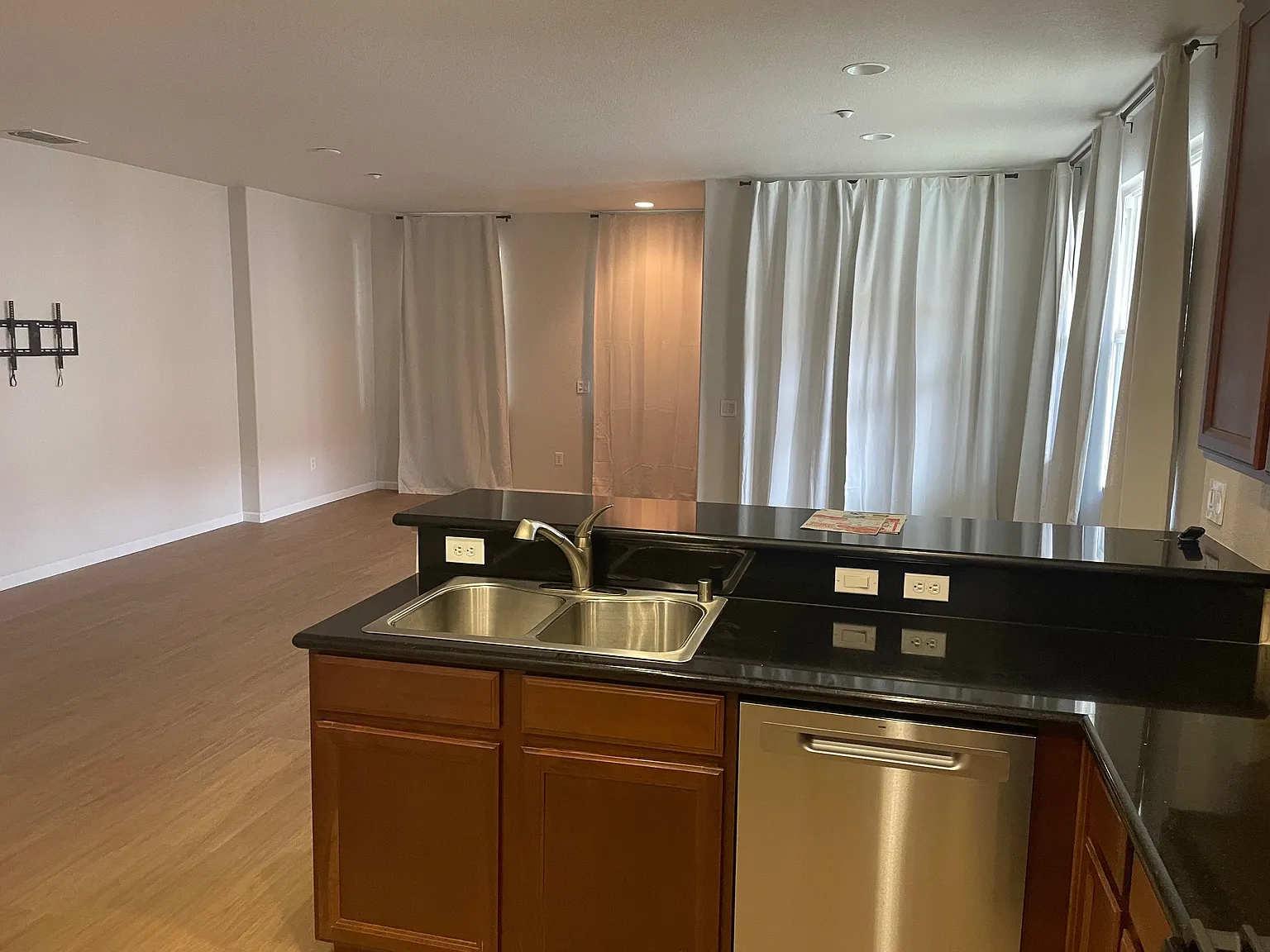 3 bed, 1751 sqft, $2,650 — Photo 3