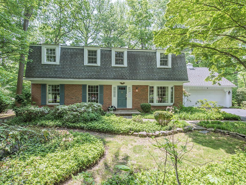 Spacious Surrey Park 4 BR, 2.5 BA colonial w/porch