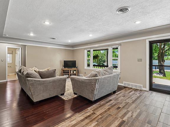 5th image of 431 E Pleasant View Dr