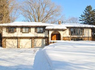 10 E Gilfillan Rd, North Oaks, MN 55127