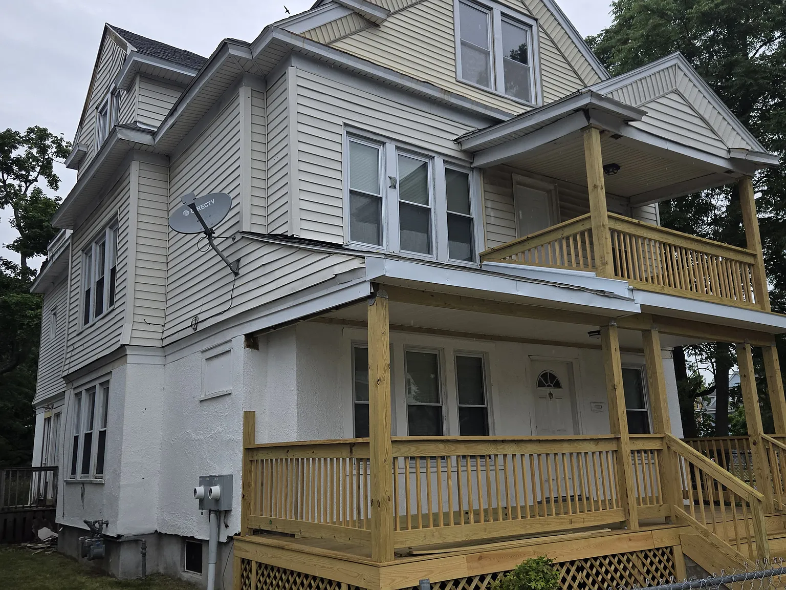 4 bed, $2,300 — Photo 1