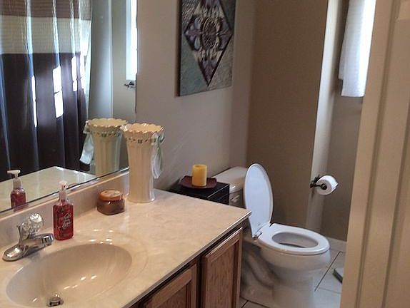 Upstairs full bathroom 