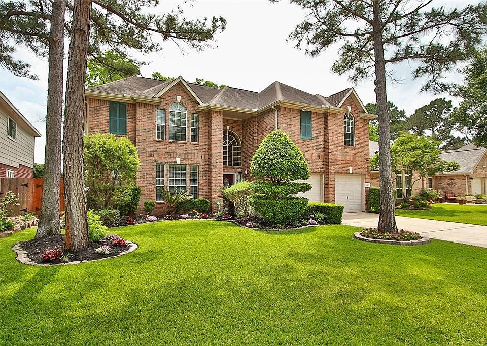 Have you ever dreamed of living in Longwood?  Well now if your chance!   This updated, well cared for beauty is on a quiet street in dreamy Longwood in Cypress.   Longwood offers a top notch golf course, pools, parks, tennis courts, walking/hiking trails, and glorious shady trees beyond what the eye can see!