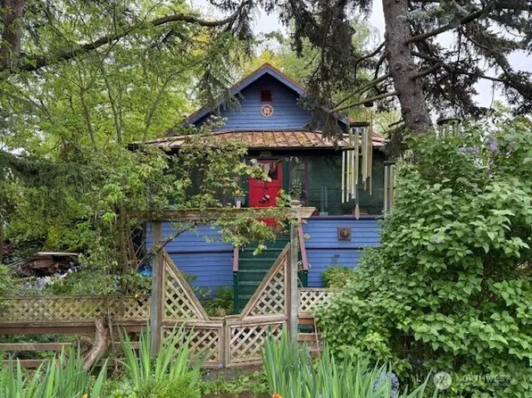 8729 Palatine Avenue N, Seattle, WA 98103