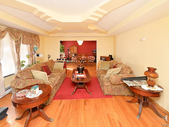 3rd image of 7 S Oak Street