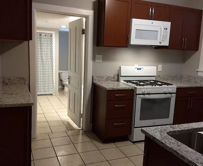 1638 N Arlington Pl — Photo 3