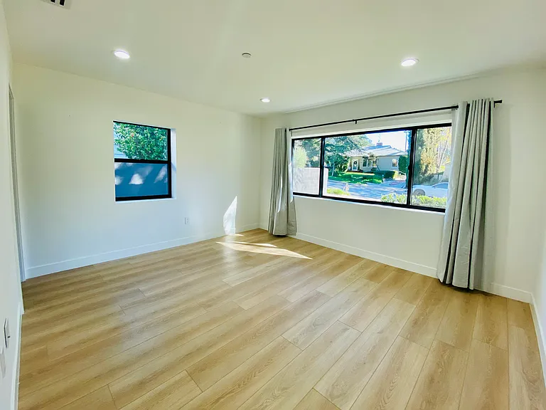 539 Avon Ave — Photo 9