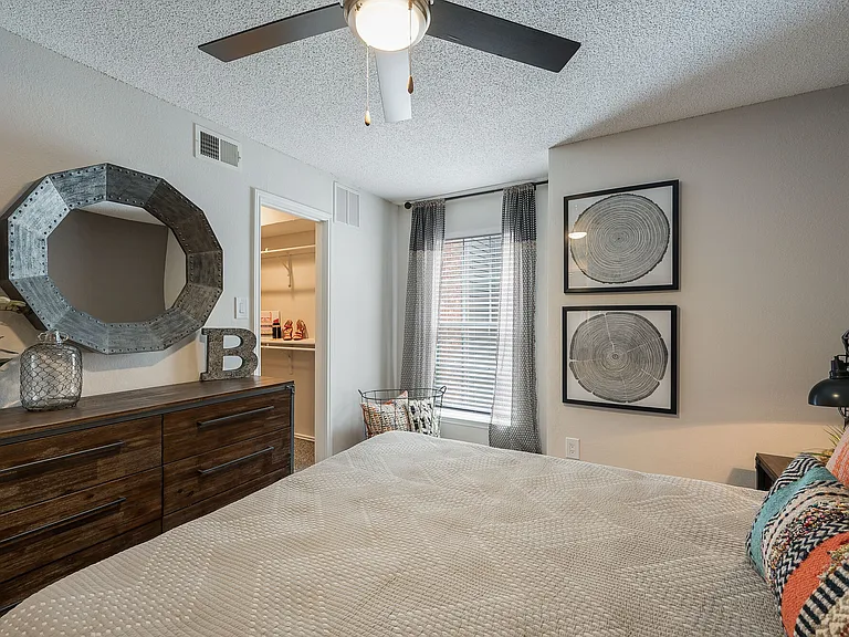 Chesapeake Apartments — Photo 12