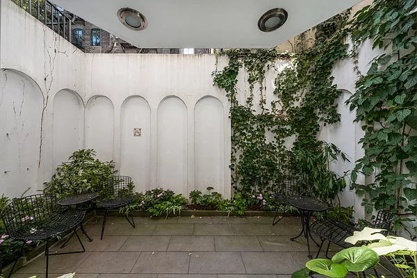 Rented by Compass | media 23