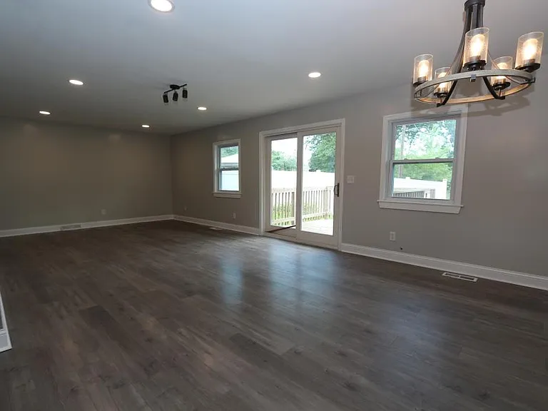 5465 Maryland St — Photo 9