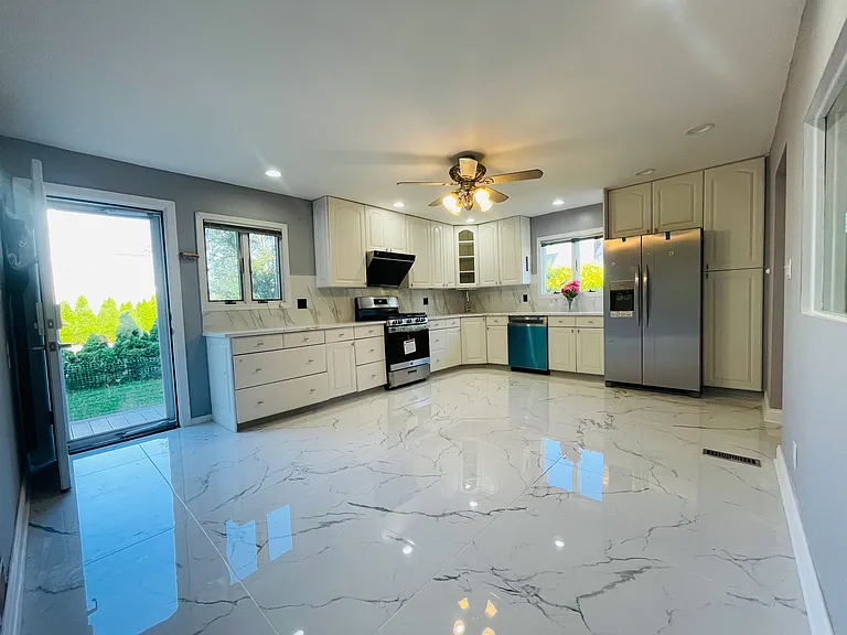 253 Devonshire Dr #1 — Photo 1
