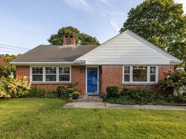 35 Harbeck St, Acushnet, MA 02743