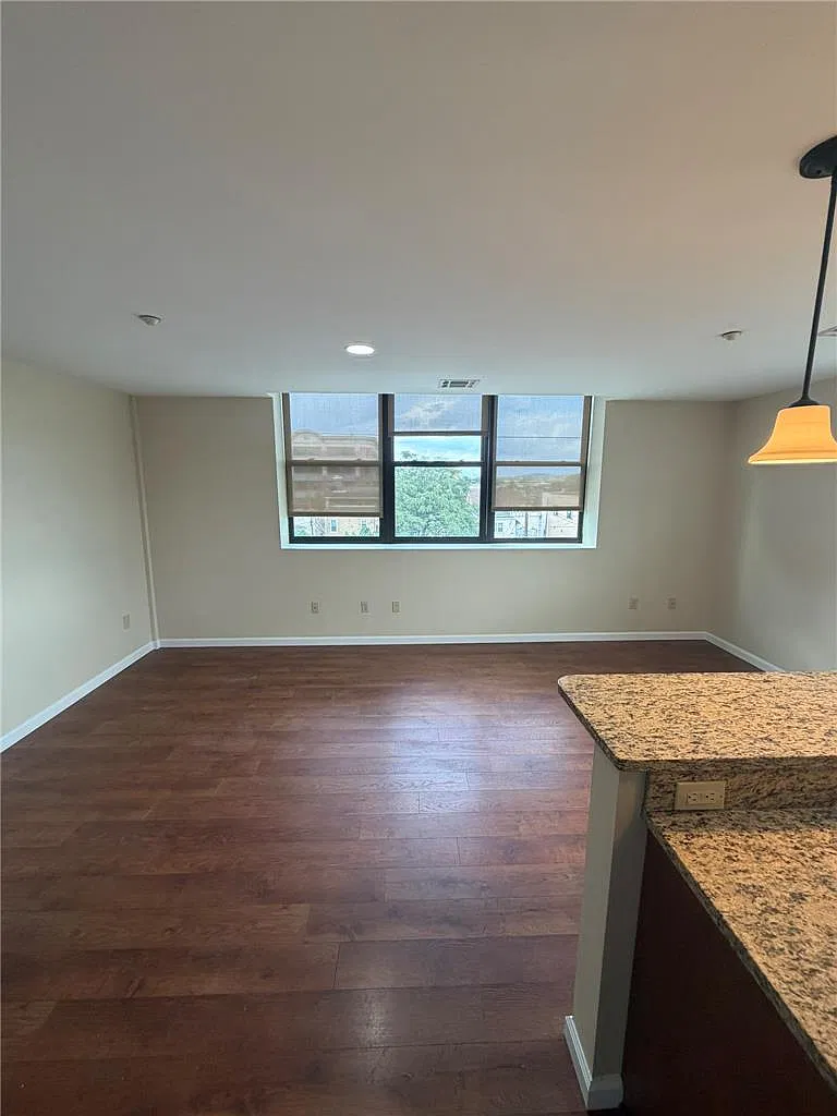 2 bed, 1.0 bath, 1033 sqft, $2,100 — Photo 4